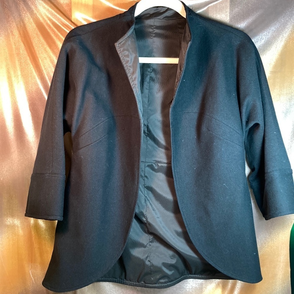 VINTAGE 90’s black jacket with swooping hemline and 3/4 sleeve‎ 158 34” chest